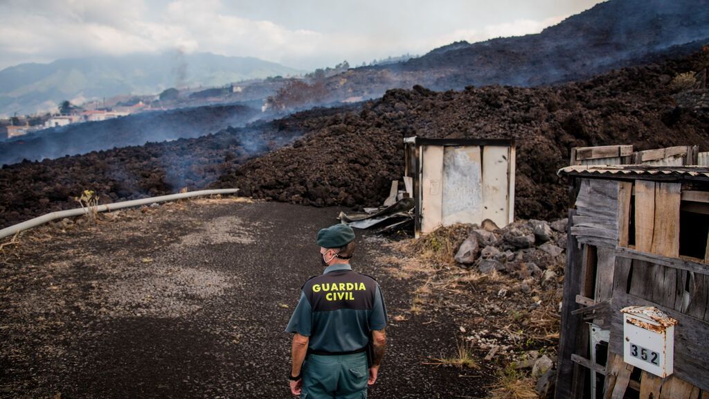 La lava del volcán de Cumbre Vieja arrasa en solo unas horas varias casas