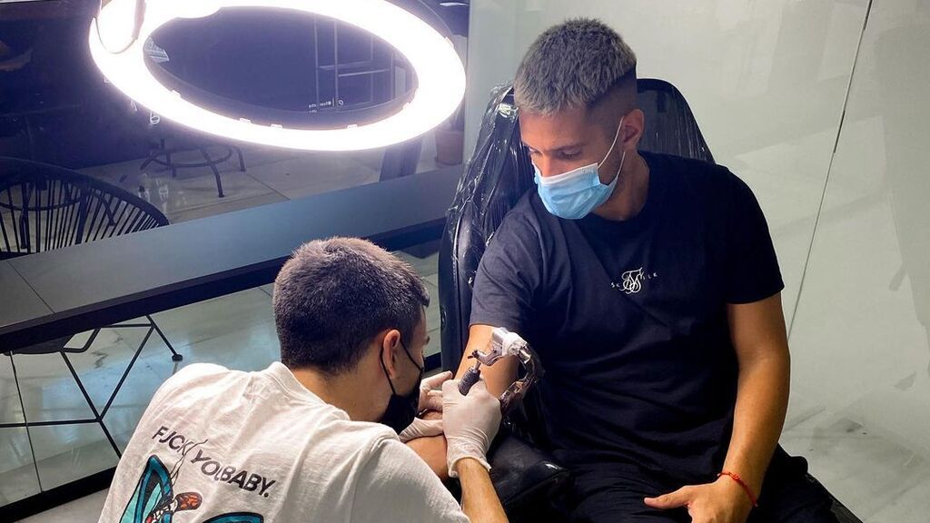 Jorge, marido de Yoli 'GH', se tatúa a su hija en el brazo