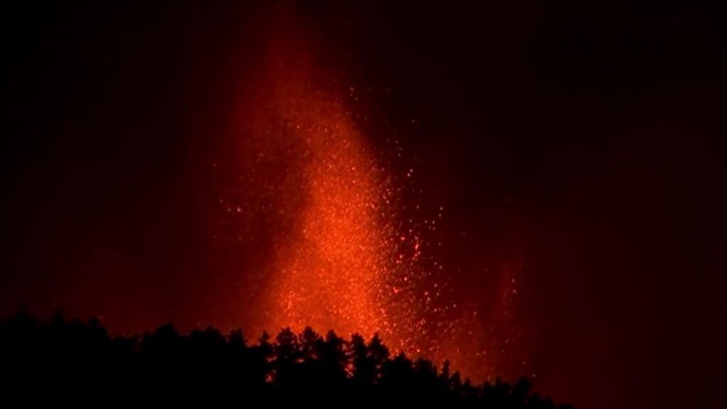 La erupción del volcán de La Palma tiene dos fisuras y nueve bocas