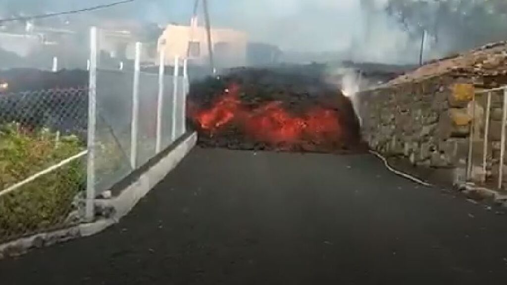 La imagen de la lava por las calles de La Palma que da miedo