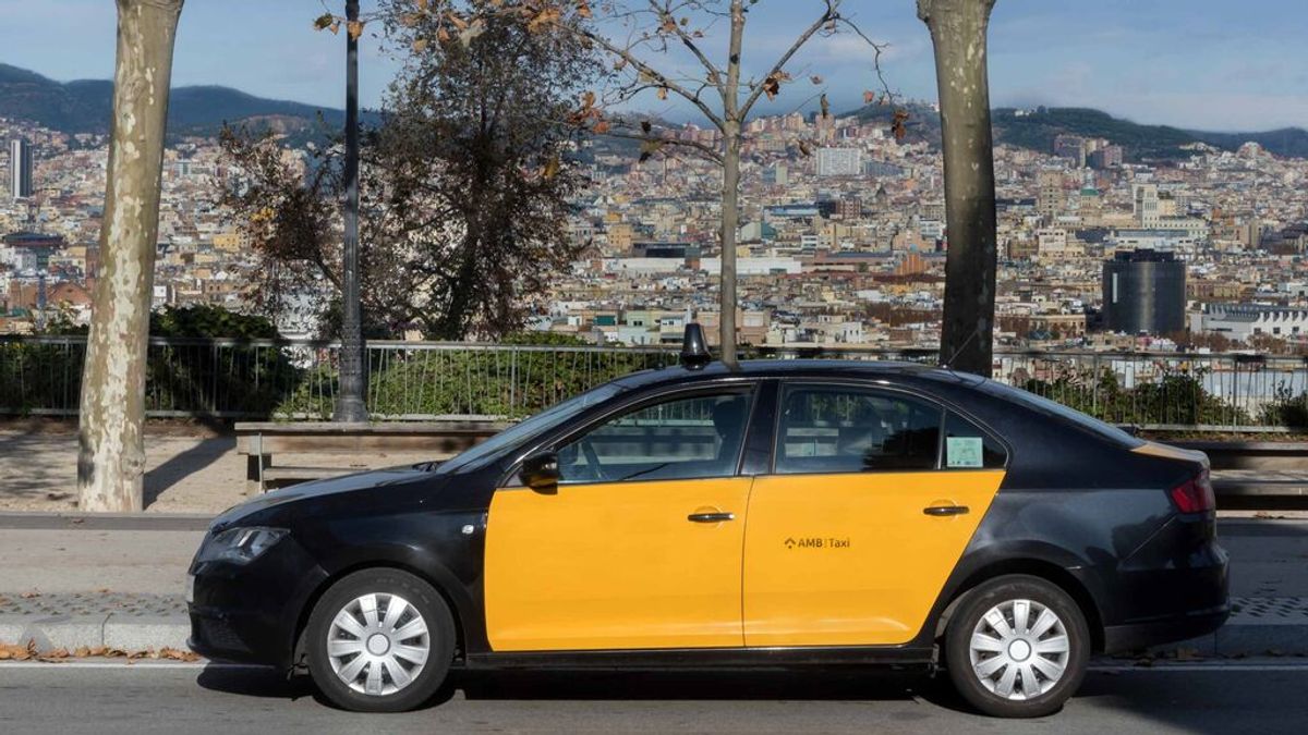 Dos detenidos y un denunciado por quemar un taxi en Badalona que usaba plataformas online Dos detenidos y un denunciado por quemar un taxi en Badalona que usaba plataformas online