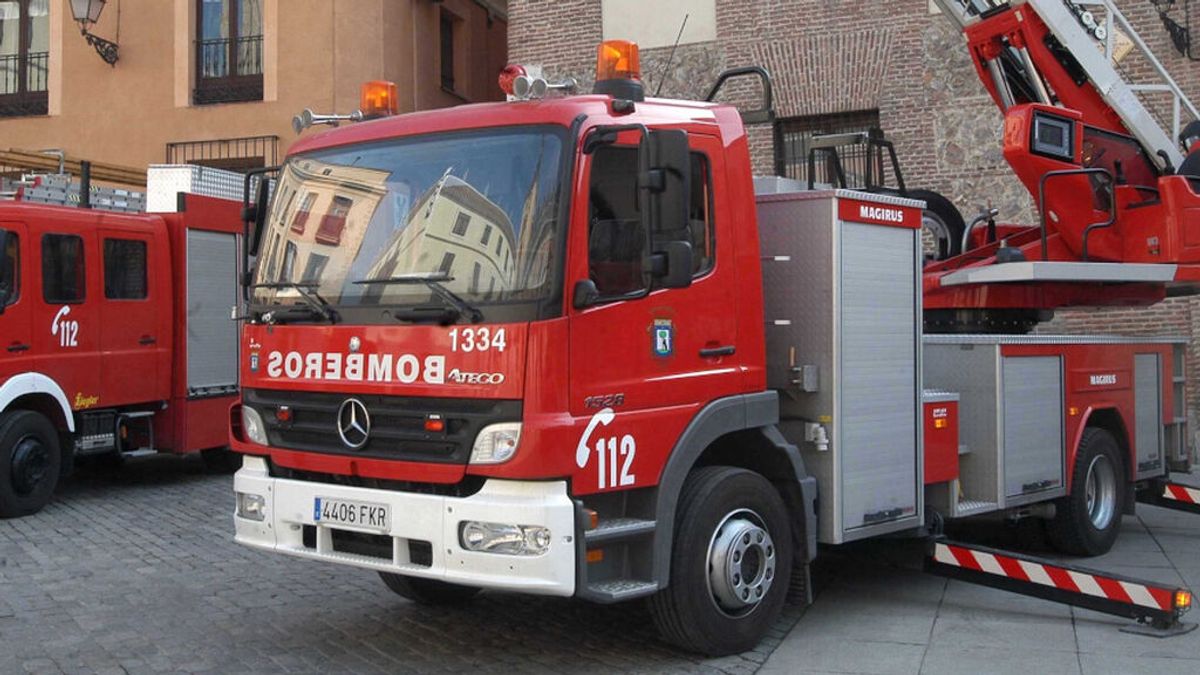 Los bomberos de Vigo liberan a un niño con la mano atrapada en una bisagra Los bomberos de Vigo liberan a un niño con la mano atrapada en una bisagra