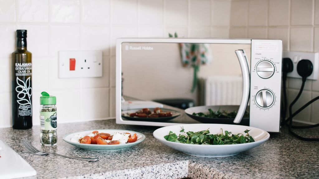 Así puedes descongelar de forma segura los alimentos en el microondas.