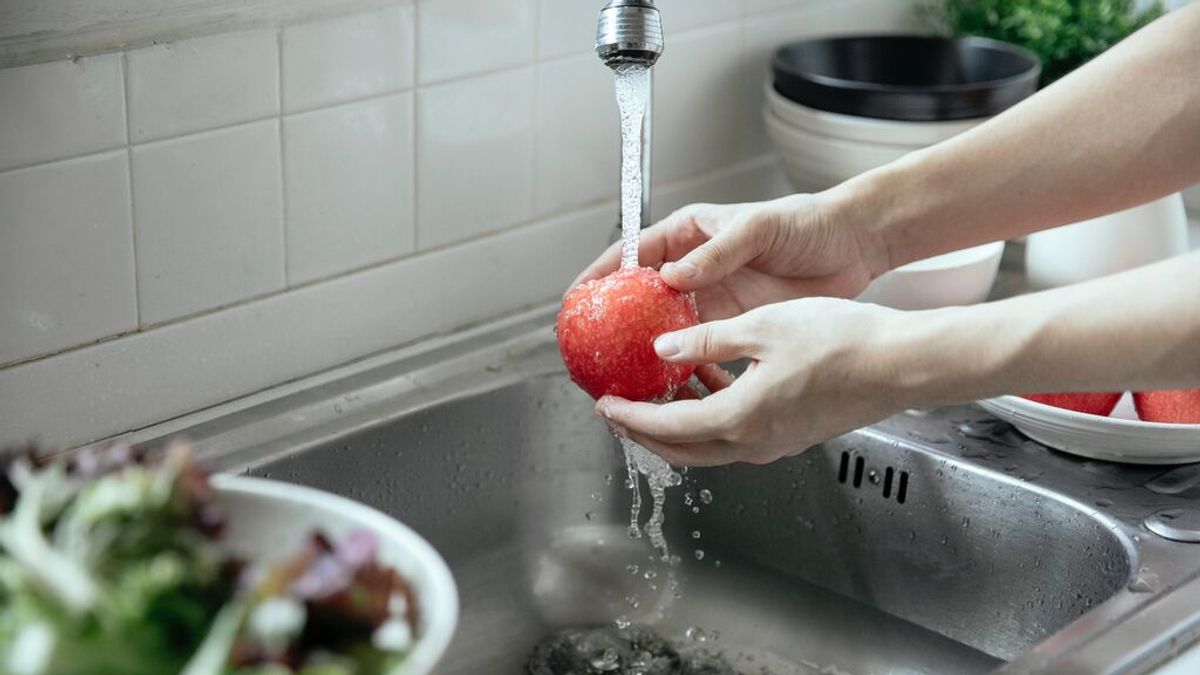 Cómo desatacar el fregadero sin productos químicos