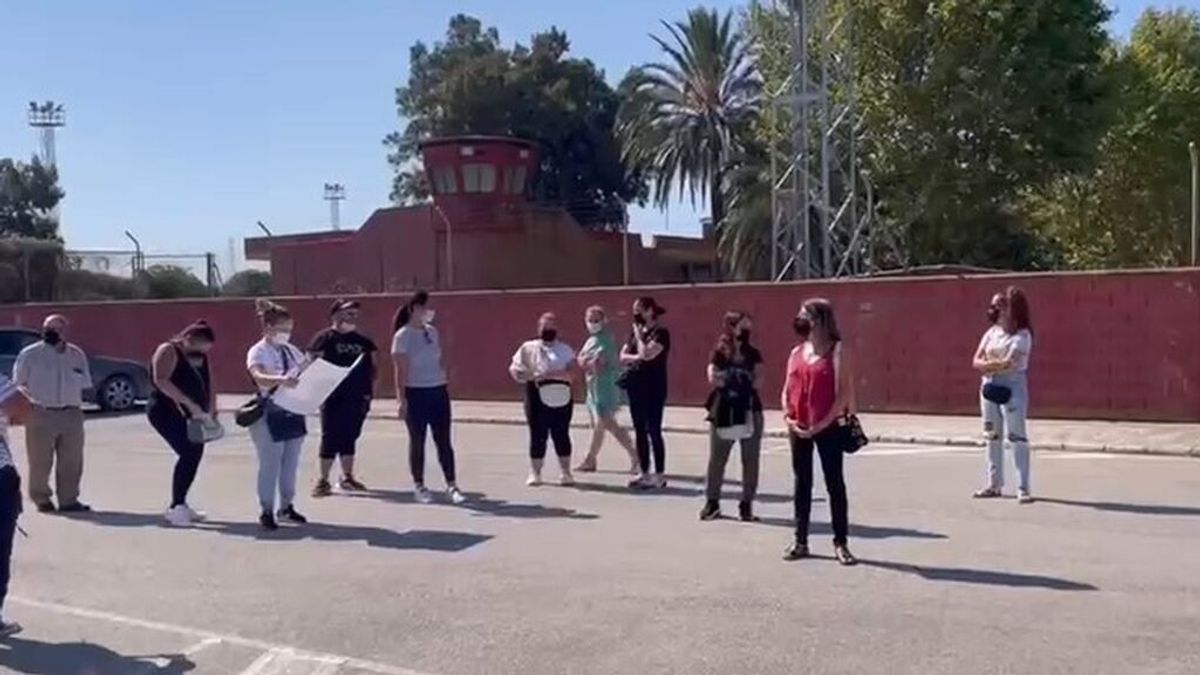 Protestas de familiares de presos en la cárcel Puerto 2 de Cádiz: “Es inhumano” Protestas de familiares de presos en la cárcel Puerto 2 de Cádiz: “Es inhumano”