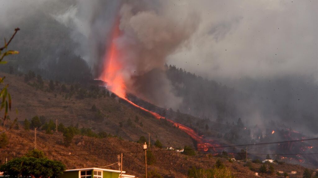 El volcán de La Palma abre una nueva boca cerca de otra zona de casas: ya son nueve