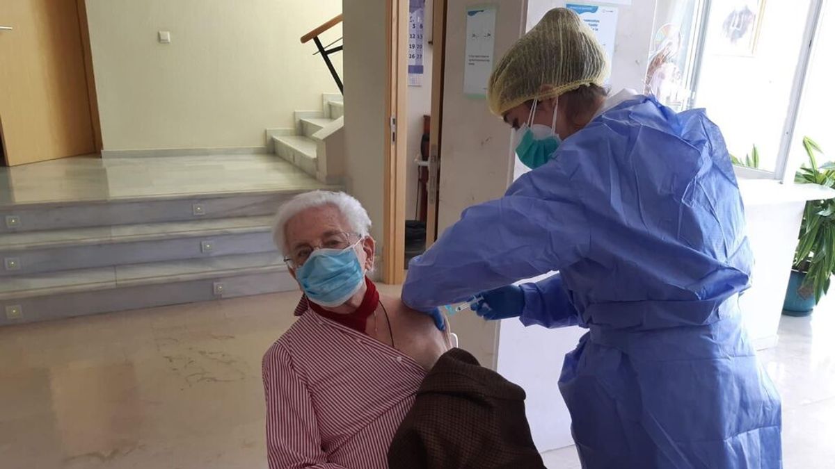 Los mayores de las residencias andaluzas reciben su tercera dosis este martes Los mayores de las residencias andaluzas reciben su tercera dosis este martes