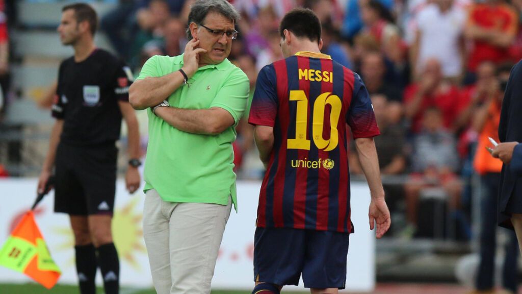 Tata Martino conversando con Messi