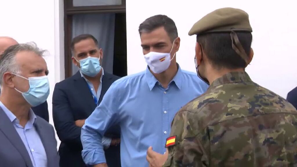 Sánchez visita a los afectados por la emergencia volcánica del acuartelamiento de El Fuerte