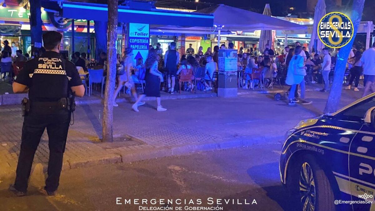 La Policía Local de Sevilla dispersa a 1.500 jóvenes concentrados frente a la Facultad de Empresariales La Policía Local de Sevilla dispersa a 1.500 jóvenes concentrados frente a la Facultad de Empresariales