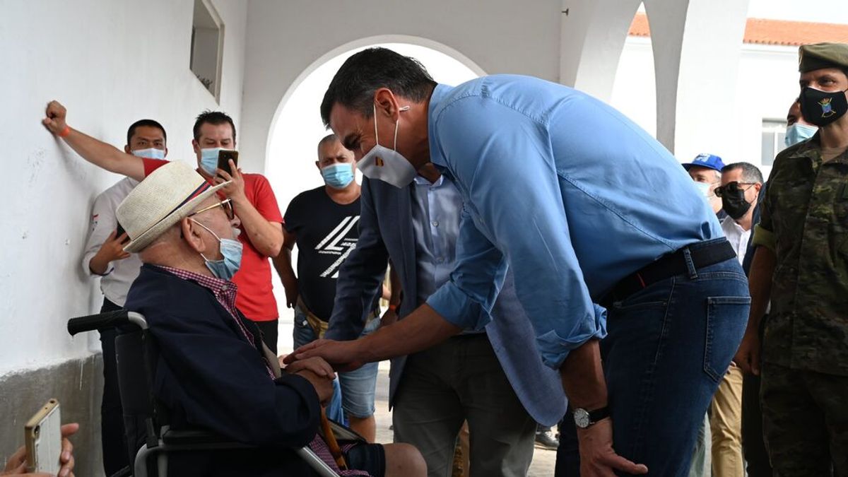 Sánchez visita a los evacuados por el volcán de La Palma y se compromete con la recuperación de la zona Sánchez visita a los evacuados por el volcán de La Palma y se compromete con la recuperación de la zona