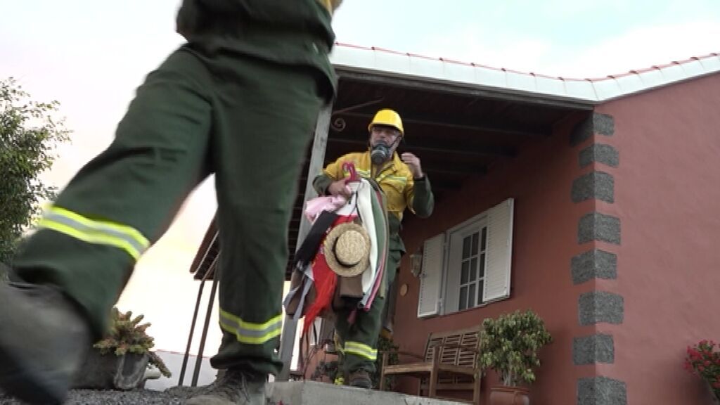 Vecinos de Tacande tratan de salvar sus pertenencias de la lava a la carrera
