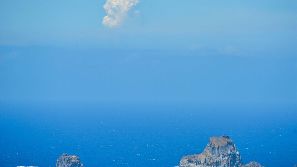 Vista del volcán desde otras islas