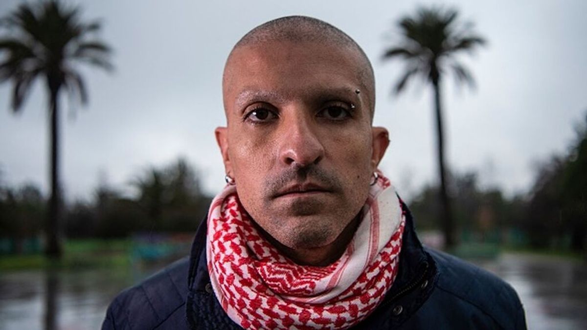 Rodrigo Rojas, el activista chileno que fingió tener cáncer, renuncia al órgano que redacta la nueva Constitución Rodrigo Rojas, el activista chileno que fingió tener cáncer, renuncia al órgano que redacta la nueva Constitución
