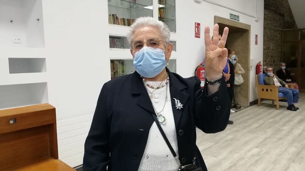 Nieves Cabo, la primera gallega que se vacunó, recibe la tercera dosis