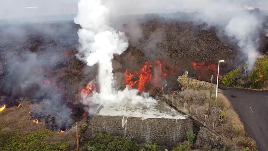 La reacción de la lava al entrar en una piscina, un anticipo de lo que pasará cuando llegue al mar