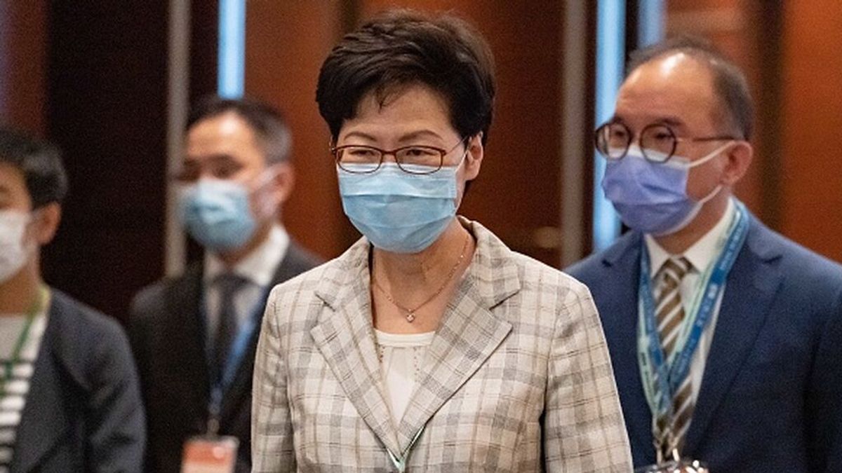 La líder de Hong Kong defiende las elecciones en las que solo un opositor llega al comité de 1.500 miembros La líder de Hong Kong defiende las elecciones en las que solo un opositor llega al comité de 1.500 miembros