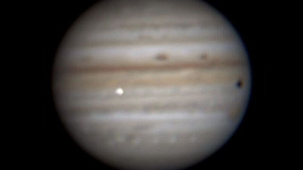 Captan un misterioso destello de luz en Júpiter