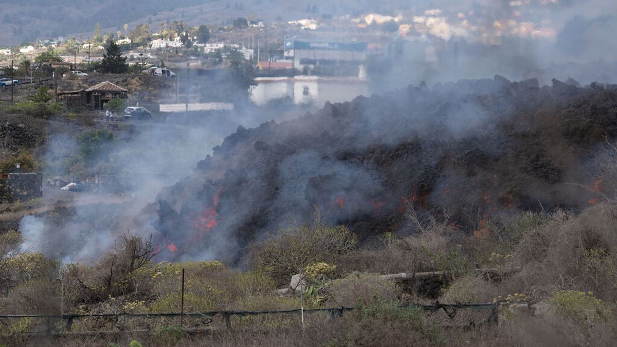 Lava y piroclastos expulsados por el volcán ubicado en la zona de Cabeza de Vaca Lava y piroclastos expulsados por el volcán ubicado en la zona de Cabeza de Vaca