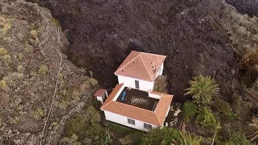 Las viviendas milagro que resisten al volcán de La Palma