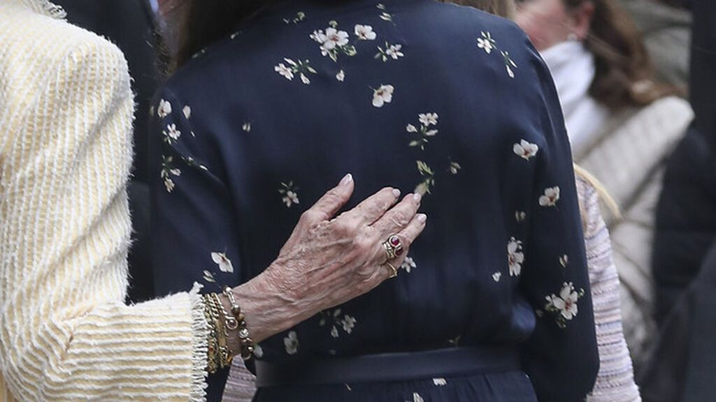 El de la reina Sofía lleva dos rubíes grandes.
