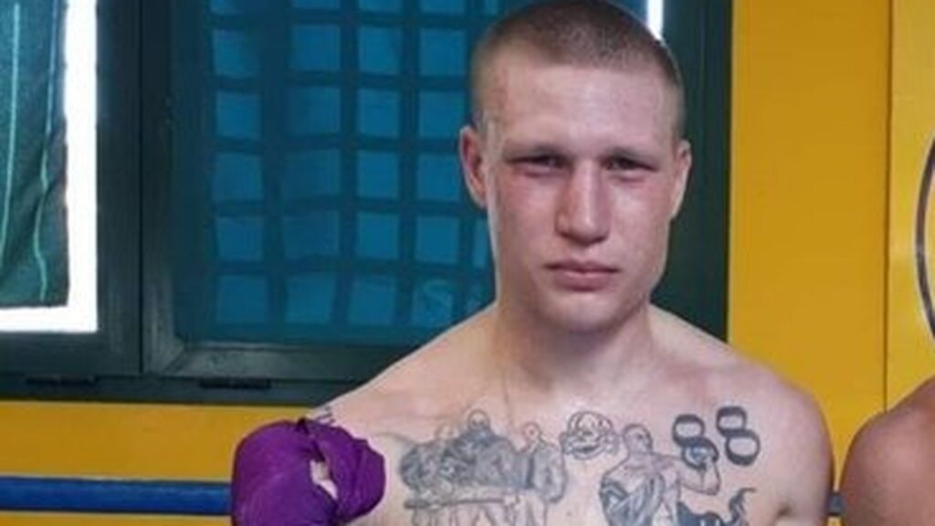 Un boxeador levanta la polémica en Italia por tener tatuajes nazis y hacer el saludo fascista antes de un combate