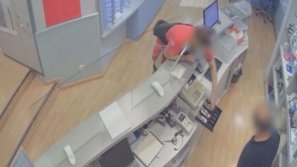 Detienen al presunto autor de cuatro robos violentos en comercios de L'Hospitalet de Llobregat