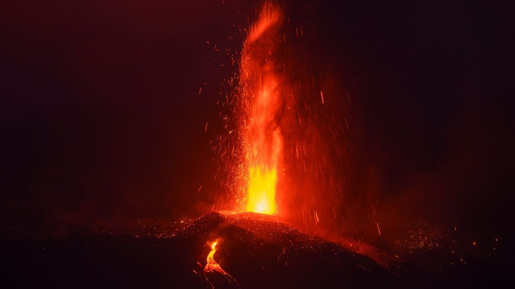 El volcán de La Palma entra en una fase más explosiva al incrementar la intensidad de la erupción