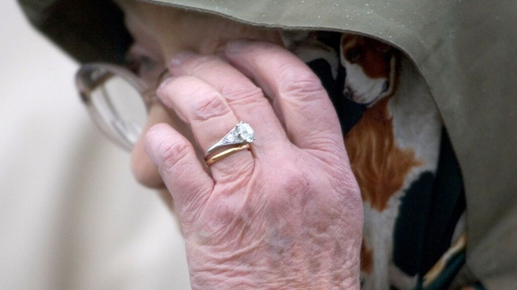 El anillo de Isabel II estaba realizado con una tiara de la princesa Alicia.