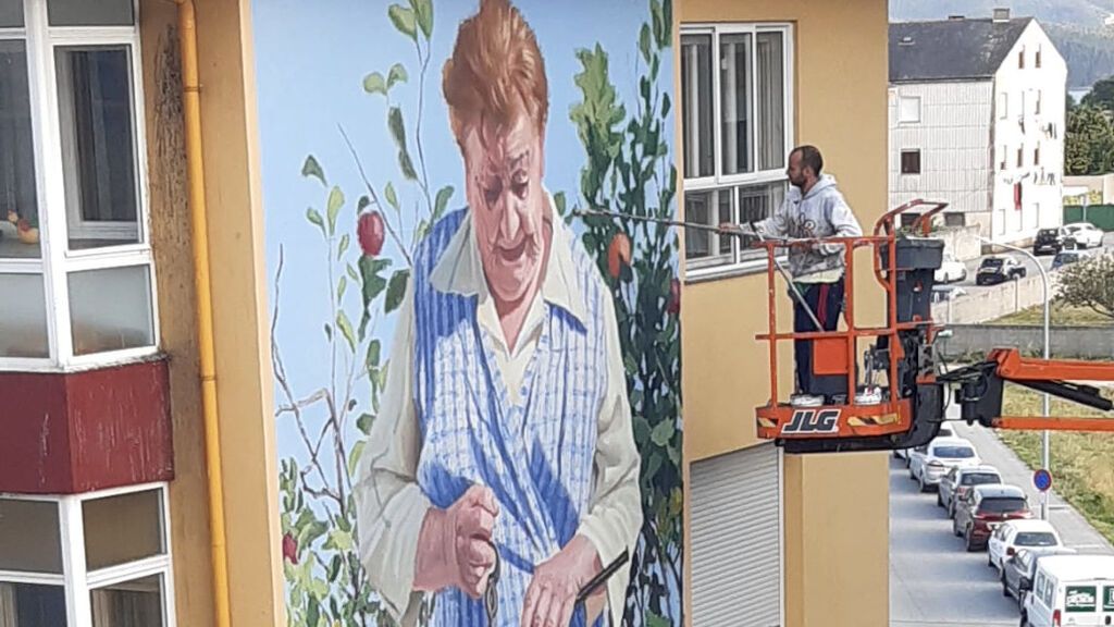 Superabuela que Yoseba MP ha pintado en Ribadeo (Lugo)