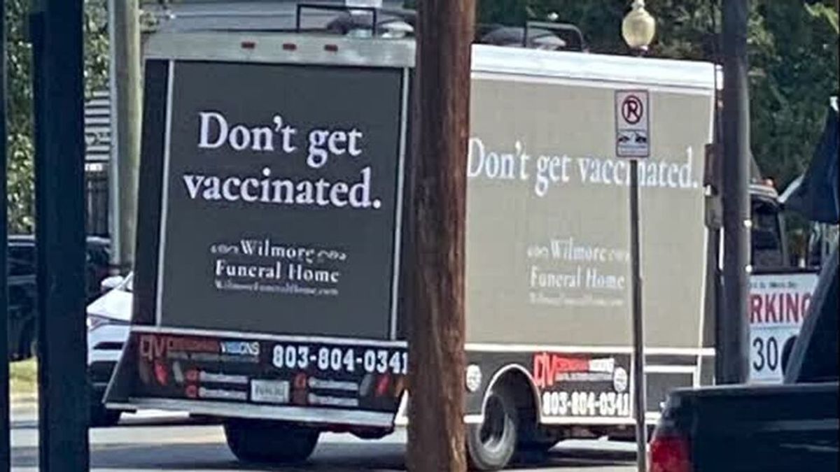 Un coche fúnebre y un mensaje: "No os vacunéis", la última campaña provacunas en EE.UU.