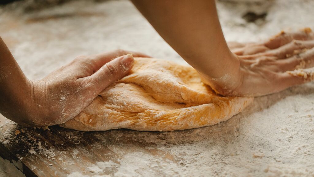 La masa de la empanada se hace con harina, levadura y agua.