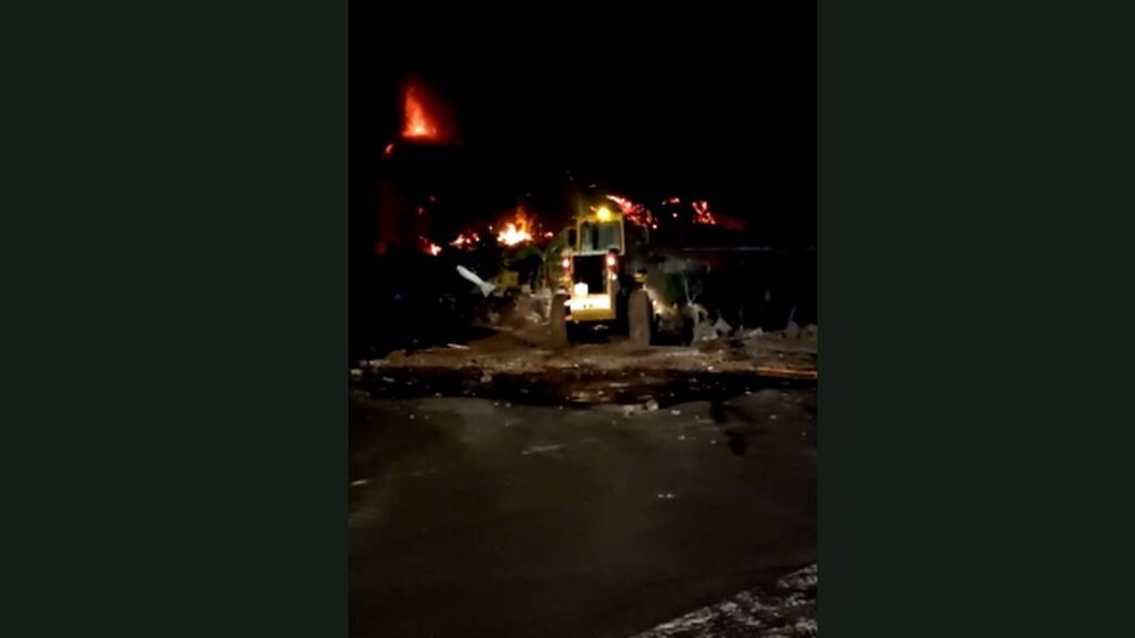 Los bomberos intentan con tractores encauzar la lava para salvar casas en TodoqueB