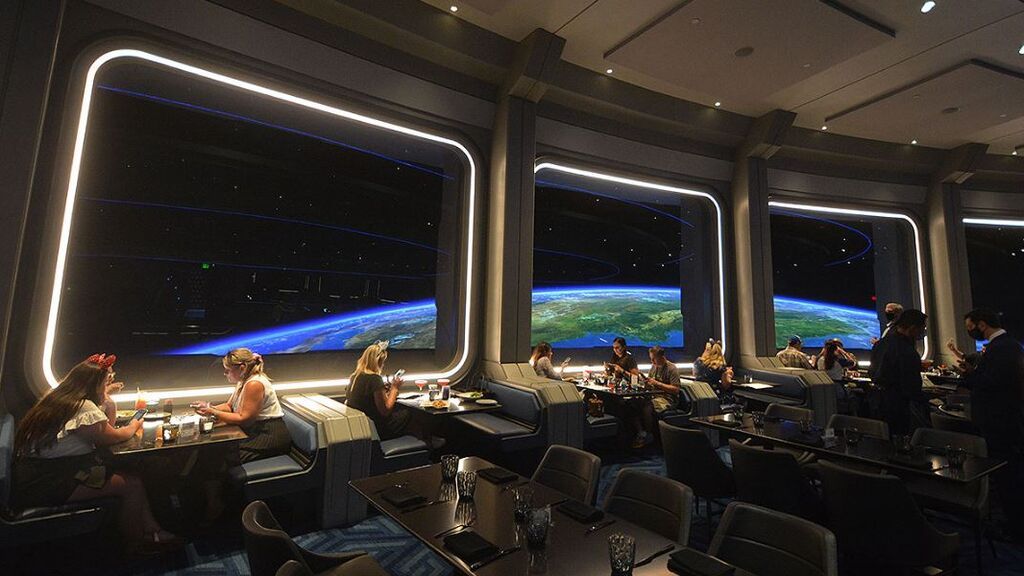 Disney estrena Space 220, un restaurante con vistas a la Tierra y "comida espacial"