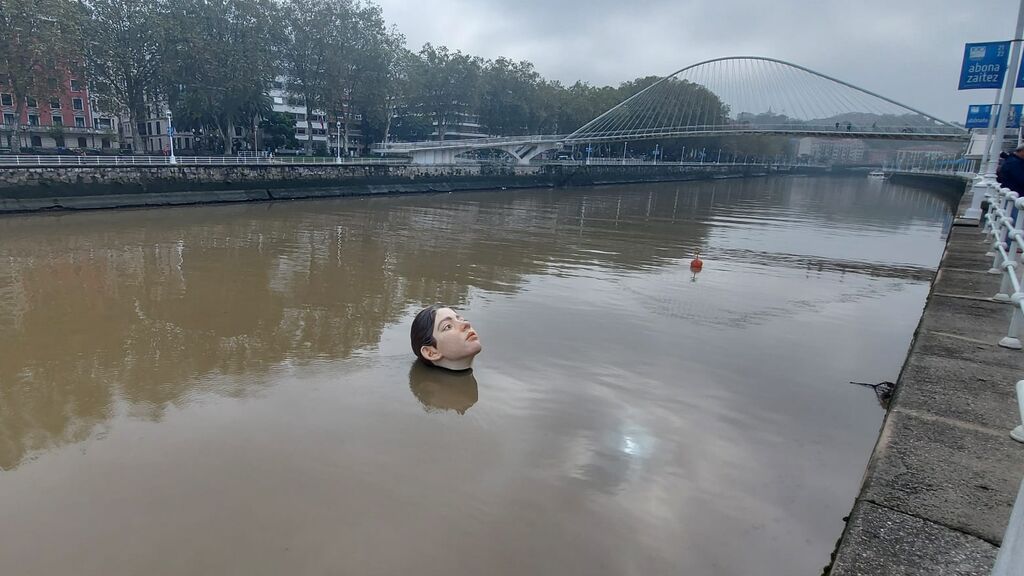 La gran escultura cabeza flotando en la ría de Bilbao.