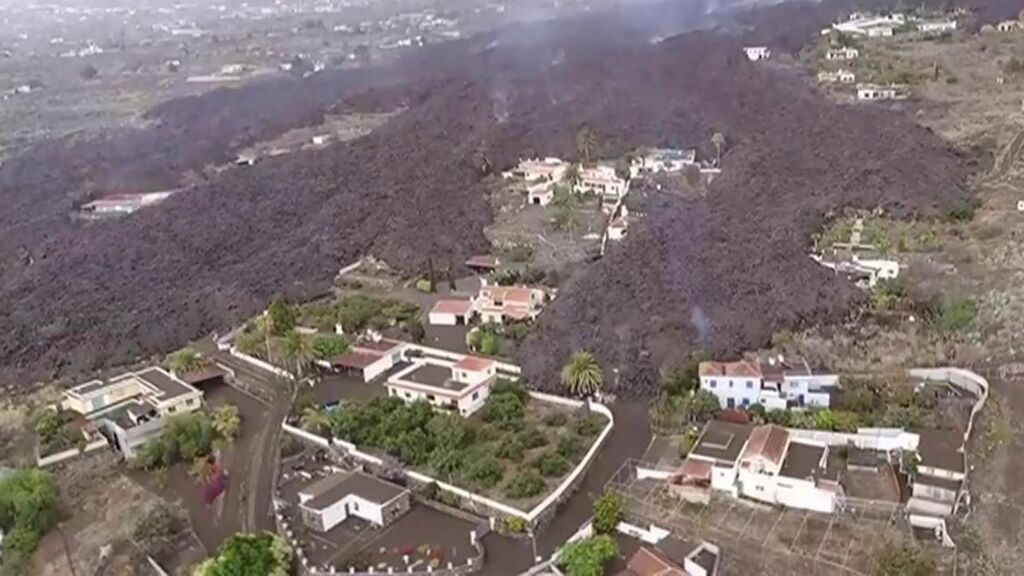 Las viviendas milagro que resisten al volcán de La Palma