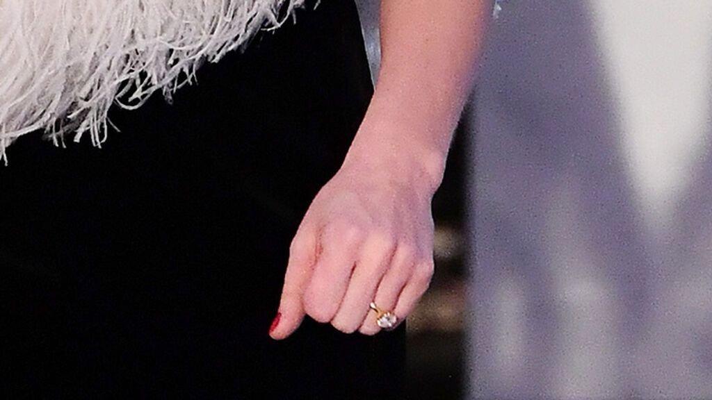 Carlota lució su anillo de compromiso, por primera vez, durante el Baile De la Rosa.