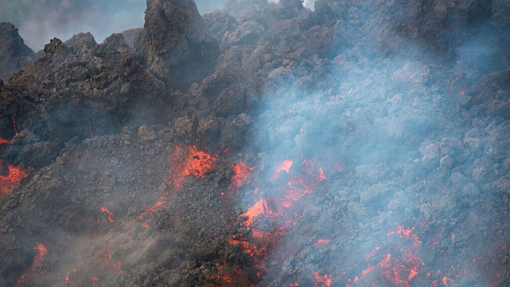 El comité científico empieza a dudar de que las coladas de lava en La Palma lleguen al mar