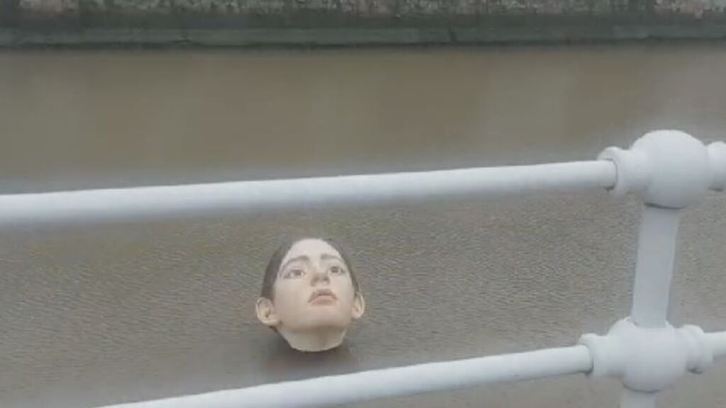 Aparace una escultura de una cabeza de grandes dimensiones en la ría de Bilbao.