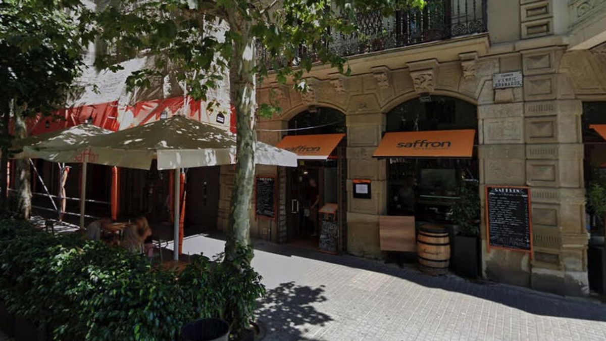 El Ayuntamiento de Barcelona ordena el cierre de un bar por una mesa decorativa en la entrada El Ayuntamiento de Barcelona ordena el cierre de un bar por una mesa decorativa en la entrada