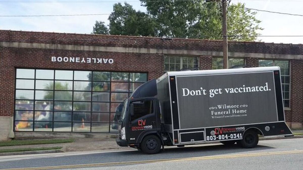"No te vacunes", el mensaje publicitario que lanza una 'funeraria' en Charlotte (Estados Unidos)