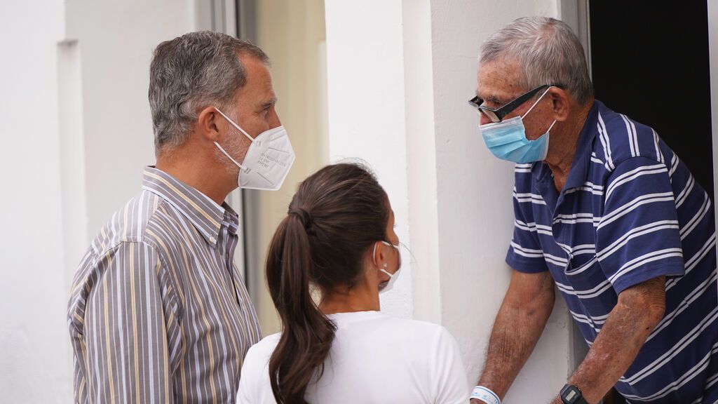 EuropaPress_3956155_rey_felipe_vi_reina_letizia_habla_hombre_evacuado_erupcion_volcan_cumbre