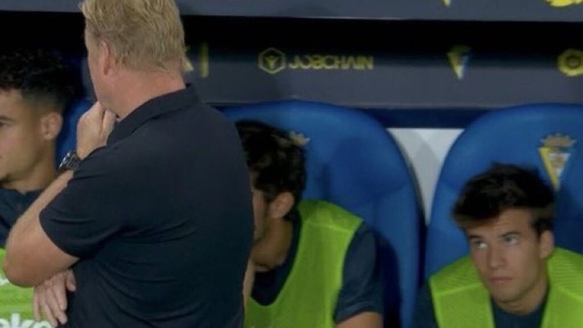 La mirada viral de Riqui Puig a Koeman: el canterano se volvió a quedar en el banquillo La mirada viral de Riqui Puig a Koeman: el canterano se volvió a quedar en el banquillo