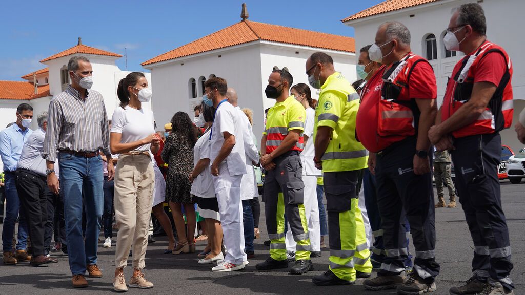 Los reyes de España visitan la Palma para arropar a sus vecinos