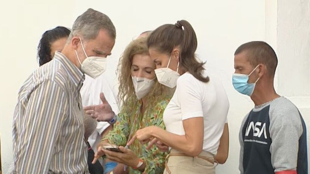 Reme, evacuada por el volcán, enseña cómo perdió su casa a los reyes: "No tengo nada. Estoy con lo puesto"