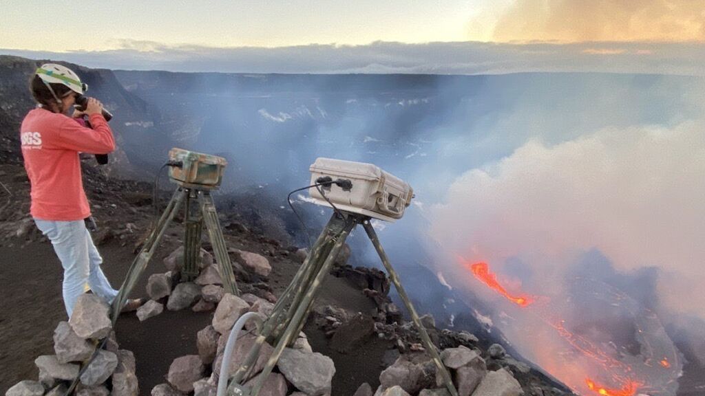 EuropaPress_3490442_21_december_2020_us_hawaii_scientist_watches_the_steam_and_gas_which_plume