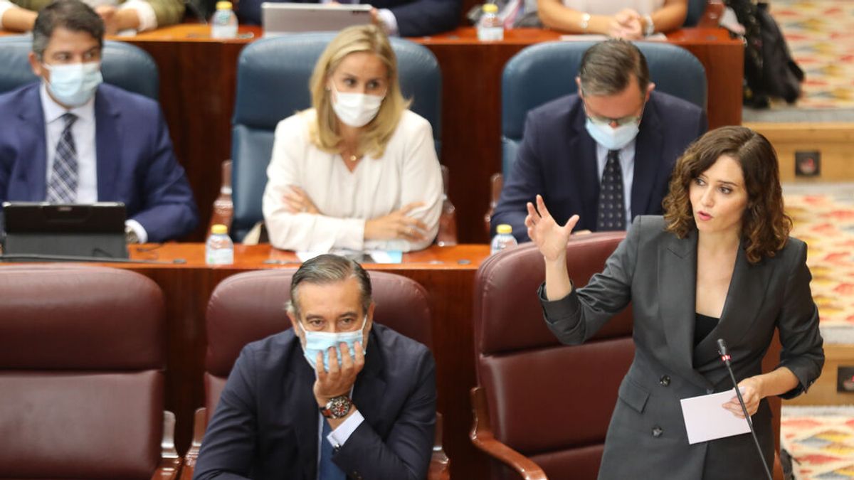 Ayuso se muerde la lengua para no decir 'culo': "Si fuera por el PSOE tendríamos que subir impuestos, para no dejar con el... a su compañeros" Ayuso se muerde la lengua para no decir 'culo': "Si fuera por el PSOE tendríamos que subir impuestos, para no dejar con el... a su compañeros"