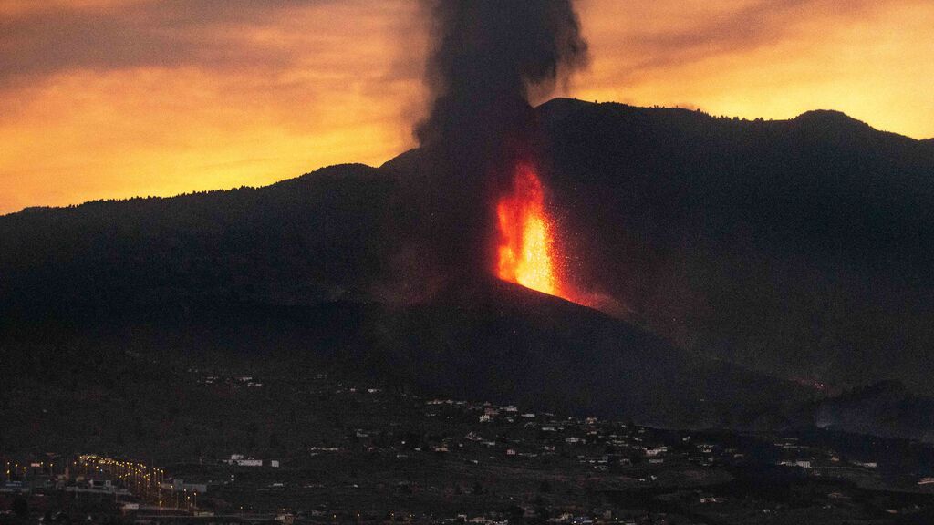 Los 600 metros de ancho de la colada del volcán a vista de dron