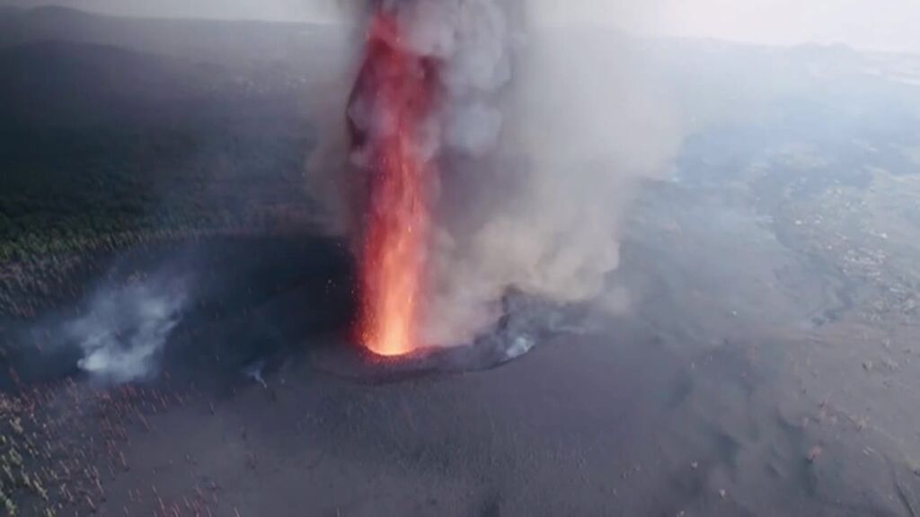 Las imágenes más espectaculares del cráter del volcán de La Palma a vista de dron