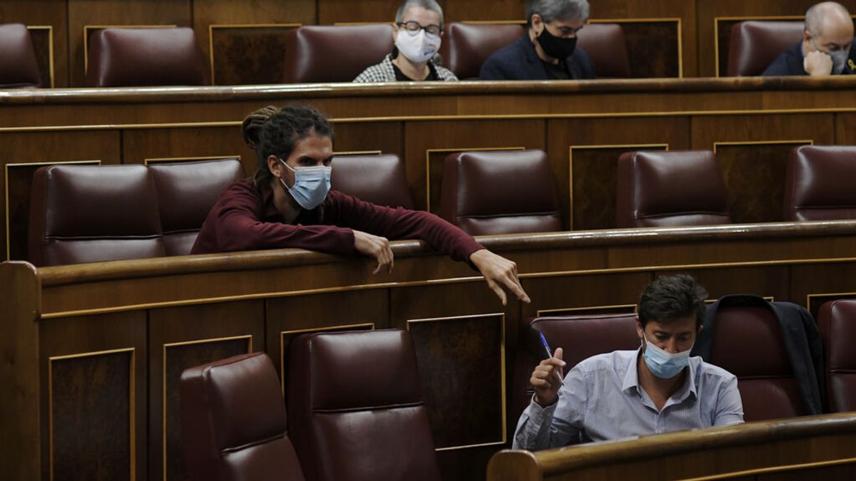 La oposición en bloque aprueba rebajar los alquileres que cobra Aena y fuerza la abstención del PSOE La oposición en bloque aprueba rebajar los alquileres que cobra Aena y fuerza la abstención del PSOE